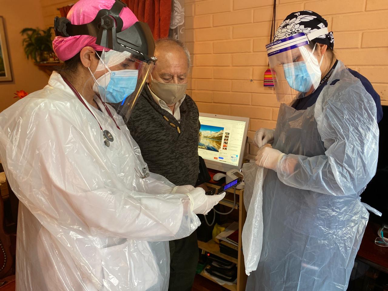 Pacientes con Parkinson son visitados por especialistas en La Serena