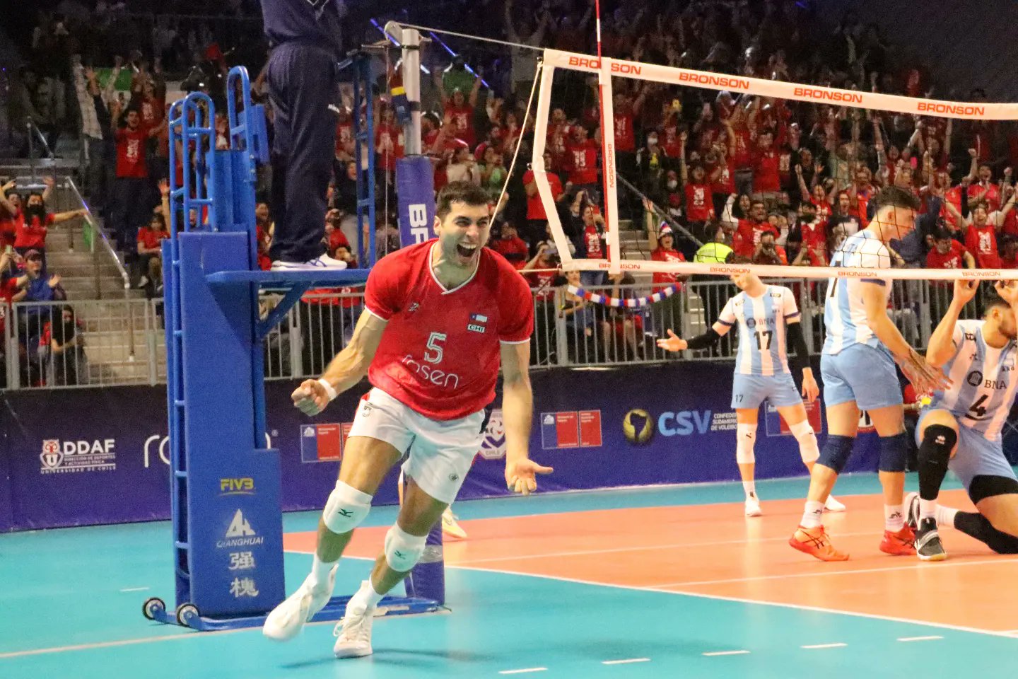 Guerreros Rojos, escuadra chilena de voleibol celebra triunfo frente a selección Argentina