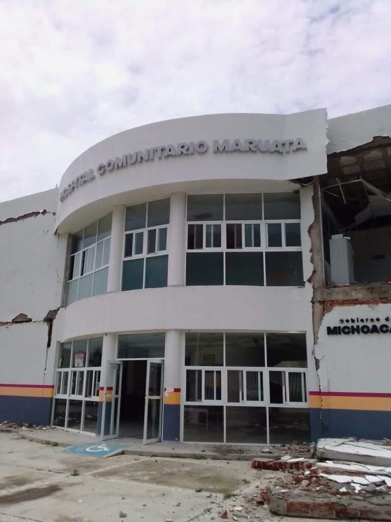 Fotografía del hospital comunitario de Maruata tras el sismo 7.7 en Michoacán, México