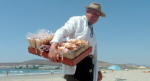 Hombre vendiendo cuchuflí en la playa