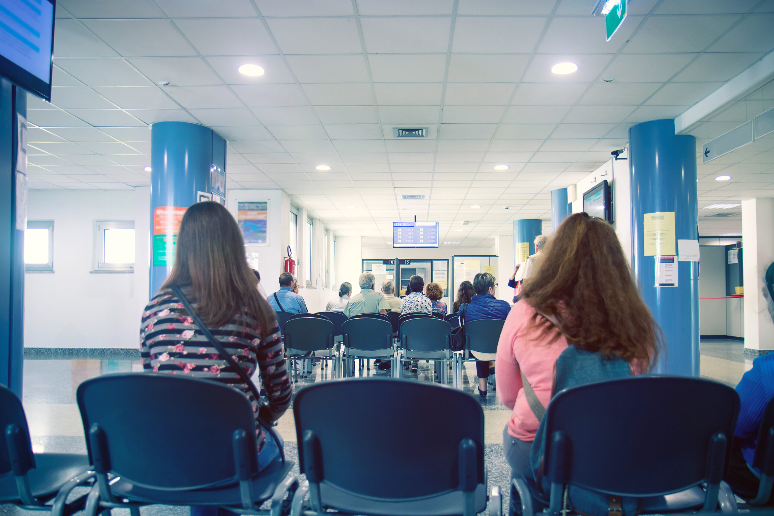 Personas esperando atención médica