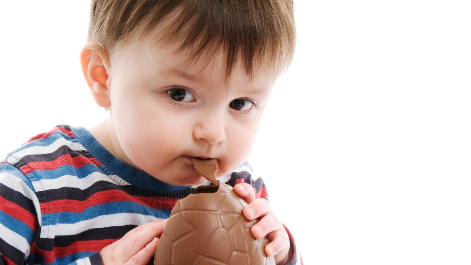 niño comiendo huevo chocolate